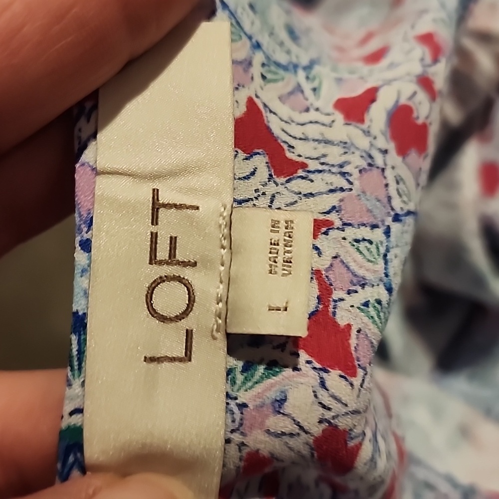 LOFT Floral V-Neck Sleeveless Blouse Size Large PTP 23in. Length 25/28 In - Picture 6 of 7